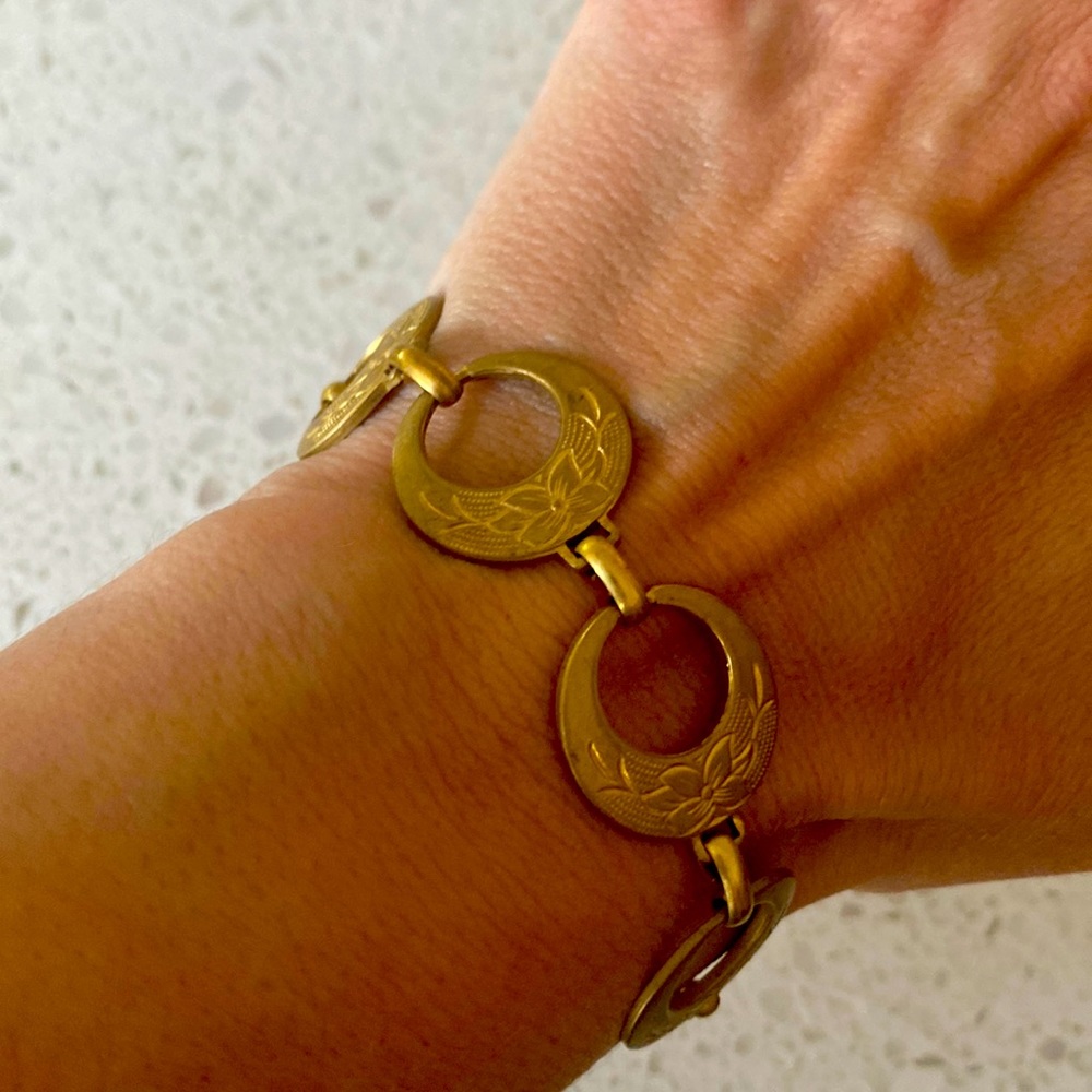Pretty Brass Floral Design Circle Bracelet 7”